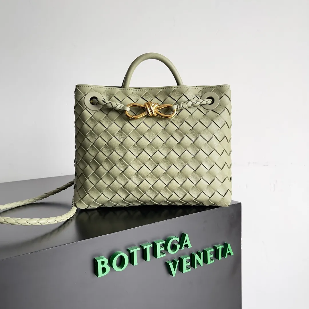 The 2023 new Andiamo batch of 1860 BV has been shipped‼ ️Really popular🔥The new Andiamo woven handbag launched by Bottega Veneta this season is really popular all over the world! ! Celebrities at home and abroad have worn it, and Oscar-winning actress Michelle Yeoh has taken it out on the street. Song Jia, Trai Yara, Yu Feihong, Sanji Ayaka, Rosie Hunting-Whiteley, Yoshioka Riho, etc. have all picked up this bag. It is classic and versatile, showing off its temperament, and the bag capacity is also large, which is very convenient for daily commuting! ! A variety of carrying methods, the shoulder straps can be adjusted by yourself, the original lambskin feels soft and delicate, and the neutral style is made to break gender boundaries and bring a more practical and longer-lasting use experience. Andiamo, which has both elegant and casual styles, perfectly interprets the true appearance of "fashionable old money style". Style number: 743568 Size: 25*22*10.5cm